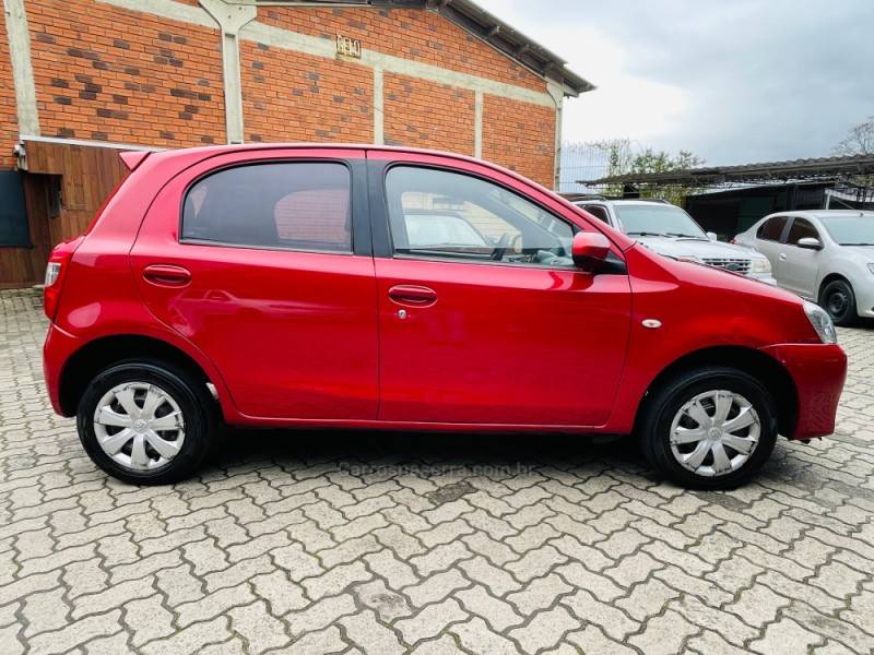 TOYOTA - ETIOS - 2015/2016 - Vermelha - R$ 48.900,00