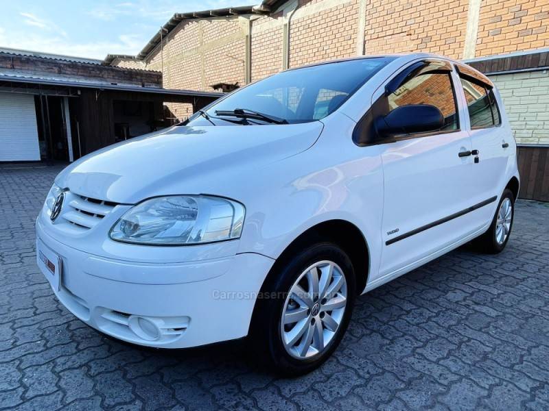 VOLKSWAGEN - FOX - 2005/2006 - Branca - R$ 21.900,00