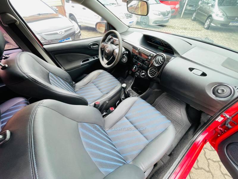 TOYOTA - ETIOS - 2015/2016 - Vermelha - R$ 48.900,00