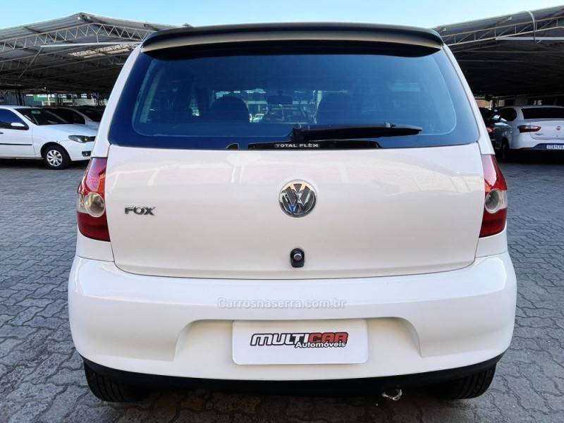 VOLKSWAGEN - FOX - 2005/2006 - Branca - R$ 21.900,00