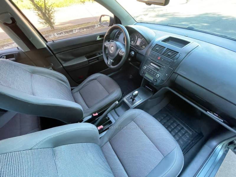 VOLKSWAGEN - POLO SEDAN - 2010/2010 - Cinza - R$ 36.900,00