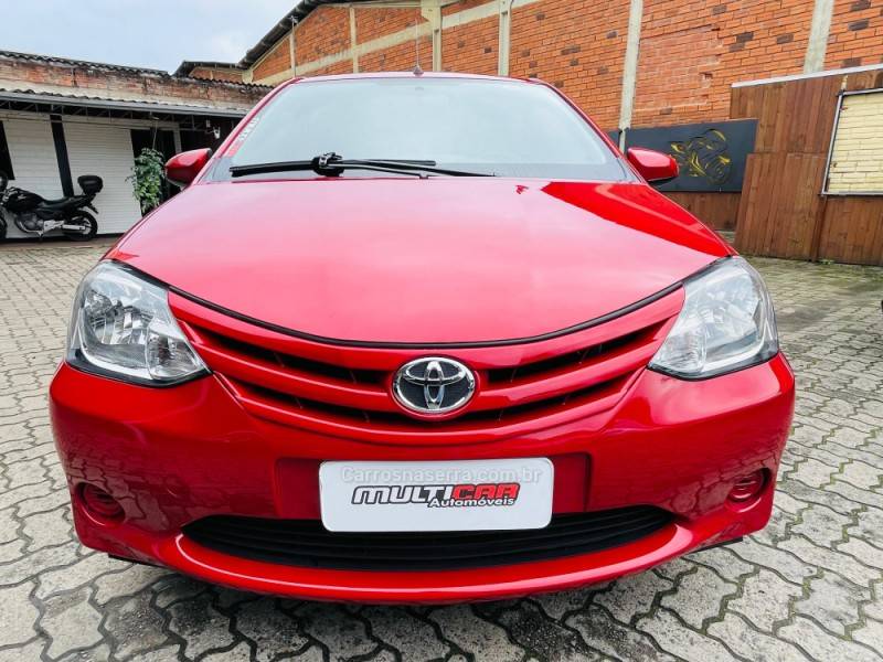 TOYOTA - ETIOS - 2015/2016 - Vermelha - R$ 48.900,00