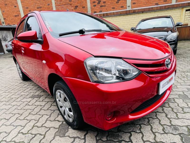 TOYOTA - ETIOS - 2015/2016 - Vermelha - R$ 48.900,00