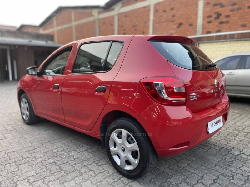 RENAULT - SANDERO - 2017/2018 - Vermelha - R$ 39.900,00