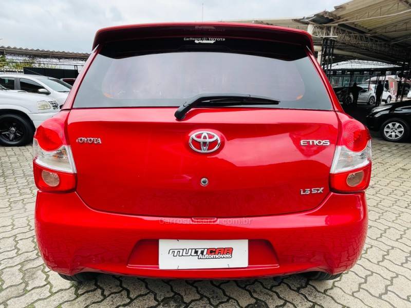 TOYOTA - ETIOS - 2015/2016 - Vermelha - R$ 48.900,00