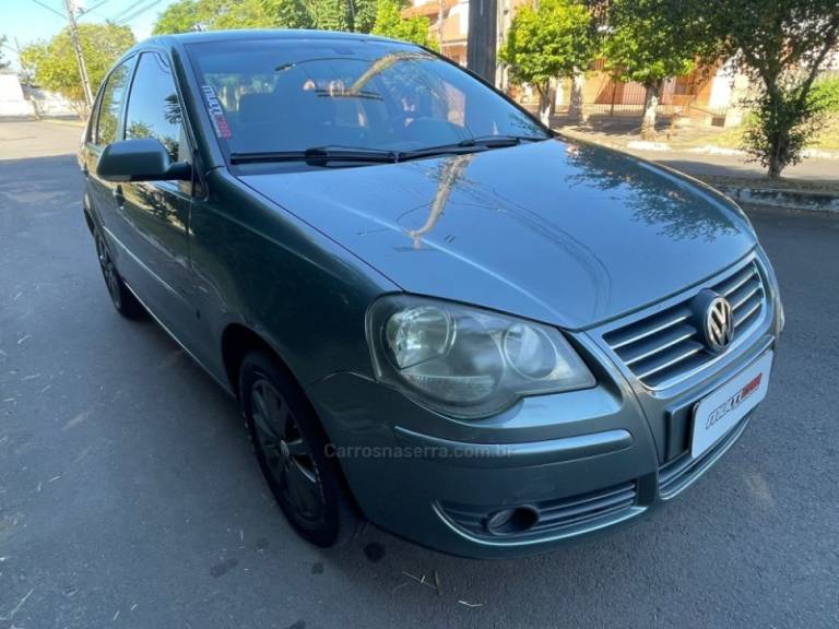 VOLKSWAGEN - POLO SEDAN - 2010/2010 - Cinza - R$ 36.900,00