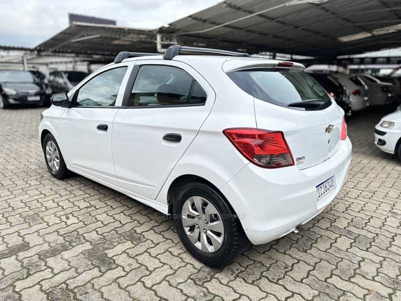 CHEVROLET - ONIX - 2018/2018 - Branca - R$ 52.900,00