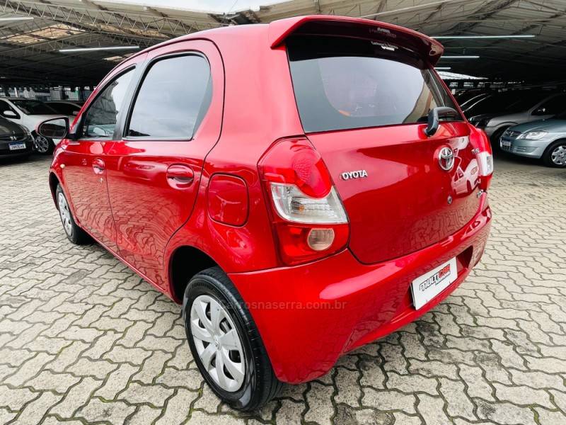 TOYOTA - ETIOS - 2015/2016 - Vermelha - R$ 48.900,00
