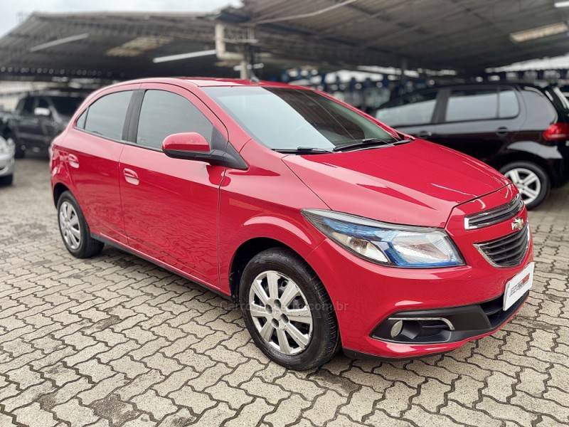 CHEVROLET - ONIX - 2015/2015 - Vermelha - R$ 43.900,00