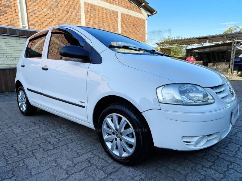 VOLKSWAGEN - FOX - 2005/2006 - Branca - R$ 21.900,00